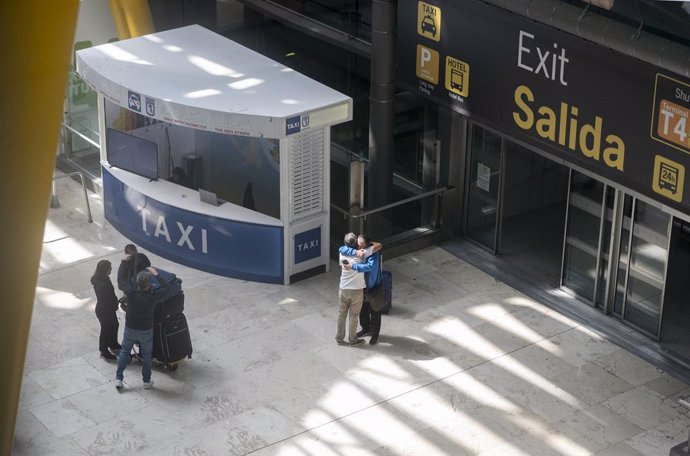 Archivo - Dos personas se abrazan en una de las salidas de la terminal T4 del aeropuerto Adolfo Suárez Madrid-Barajas, en Madrid (España).  