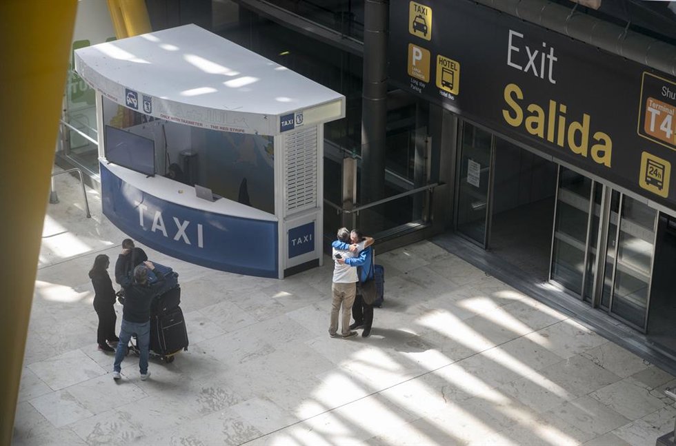 Archivo - Dos personas se abrazan en una de las salidas de la terminal T4 del aeropuerto Adolfo Suárez Madrid-Barajas, en Madrid (España).