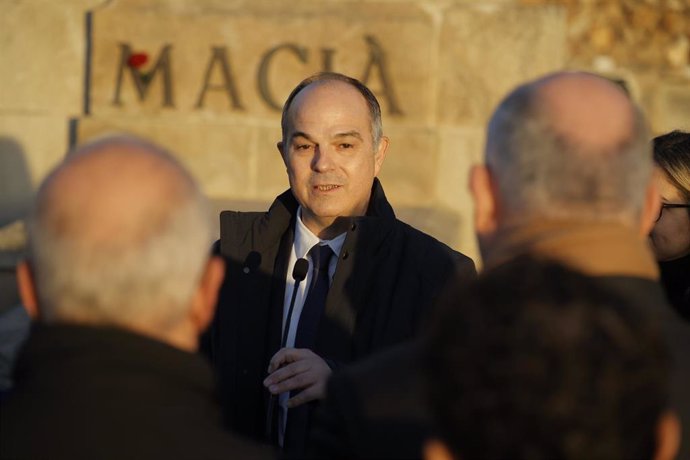 El presidente de Junts, Jordi Turull, en la tradicional ofrenda anual en el cementerio barcelonés de Montjuïc ante la tumba del expresidente de la Generalitat republicana, Francesc Macià, que murió el día de Navidad de 1933.