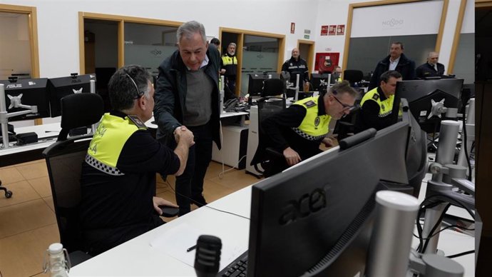 El alcalde de Sevilla, José Luis Sanz, visita a los efectivos de Policía Local y Bomberos en Nochebuena.