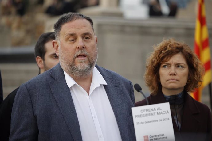 El presidente de ERC, Oriol Junqueras, y la secretaria general, Elisenda Alamany, en la tradicional ofrenda en el cementerio barcelonés de Montjuïc ante la tumba del expresidente de la Generalitat republicana, Francesc Macià, que murió en Navidad de 1933.