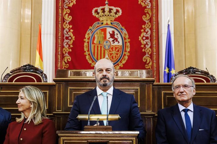 El presidente del Senado, Pedro Rollán (c), interviene durante la jornada de Puertas Abiertas en la Cámara Alta, a 28 de noviembre de 2024, en Madrid (España). Como es habitual cada año, el Senado se suma a la celebración del Día de la Constitución españo