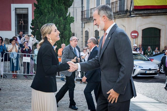 Archivo - La presidenta de la Junta de Extremadura, María Guardiola, en un encuentro con Felipe VI. Imagen de archivo