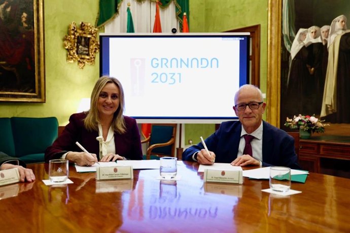La alcaldesa de Granada, Marifrán Carazo, y el presidente del antiguo Centro Unesco, Ángel Bañuelos