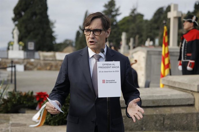 El presidente de la Generalitat, Salvador Illa, en la tradicional ofrenda anual en el cementerio barcelonés de Montjuïc ante la tumba del expresidente de la Generalitat republicana, Francesc Macià, que murió el día de Navidad de 1933.