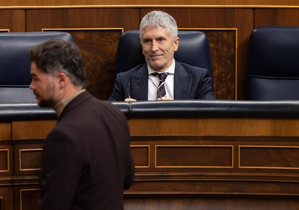 Archivo - El portavoz de ERC, Gabriel Rufián (i) y el ministro de Interior, Fernando Grande-Marlaska (d), durante una sesión de control al Gobiern en el Congreso de los Diputados