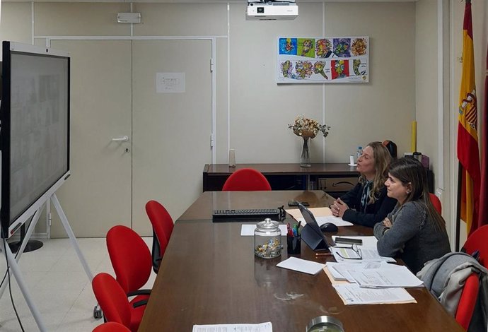 La directora general de Recursos Humanos, Planificación Educativa e Innovación, Carmen Balsas,  en una reunión de coordinación con los  centros de la Región de Murcia y de la Comunidad de Madrid que participan en la creación de comunidades de innovación