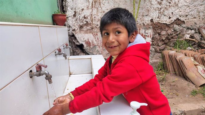 Un escolar de una escuela rural del Cusco (Perú) se lava las manos.