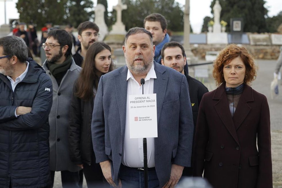 El presidente de ERC, Oriol Junqueras y la secretaria general de ERC, Elisenda Alamany, durante la ofrenda floral anual a la tumba del expresidente de la Generalitat Francesc Maci, en el cementerio de Montjuic, con motivo del 89 aniversario de su muert