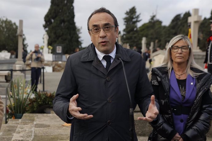 El president del Parlament, Josep Rull, en la tradicional ofrena anual en el cementiri barceloní de Montjuïc davant de la tomba de l'ex-president de la Generalitat republicana, Francesc Macià, que va morir el dia de Nadal de 1933.