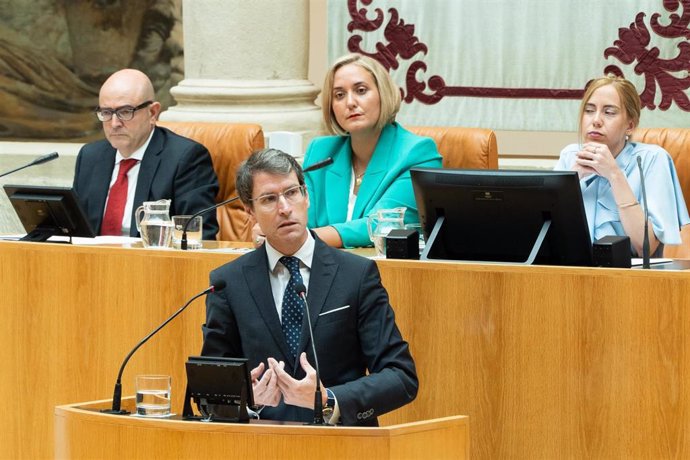 Archivo - El presidente del Gobierno riojano, Gonzalo Capellán , interviene en el Parlamento regional