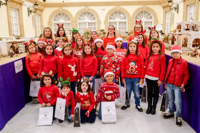 Los alumnos del Aula Creativa 'Tam Tam' visitan el Belén de Diputación de Almería.