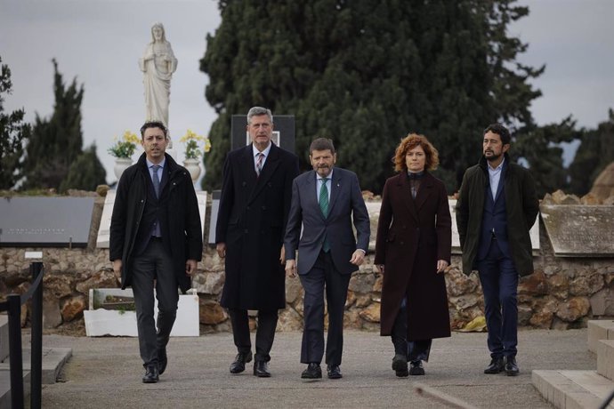 Los concejales del Ayuntamiento de Barcelona Joan Rodríguez (Junts), Jordi Martí (Junts), Albert Batlle (PSC), Elisenda Alamany (ERC) y Damià Calvet (Junts) en la ofrenda a la tumba del expresidente de la Generalitat republicana, Francesc Macià.