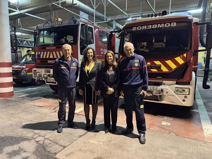 La alcaldesa de Almería, María del Mar Vázquez, visita el Parque de Bomberos.