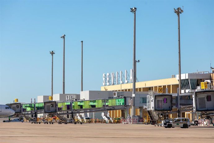 Archivo - Aeropuerto de Sevilla, con el rótulo del nombre de la ciudad en la terminal