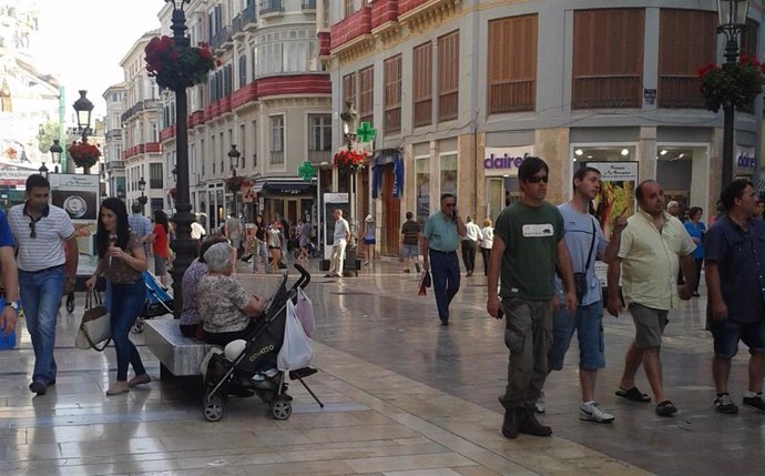 Personas caminado por calle Larios en Málaga capital.