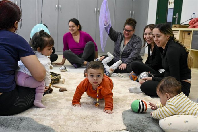 Archivo - Varias madres junto a sus hijos participan en uno de los talleres del programa para crear una red de espacios de crianza para familias en situación de pobreza con hijos menores de tres años, el 15 de noviembre, en Badalona (Barcelona).