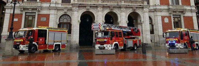 Imagen de los Bomberos de Valladolid frente al Ayuntamiento