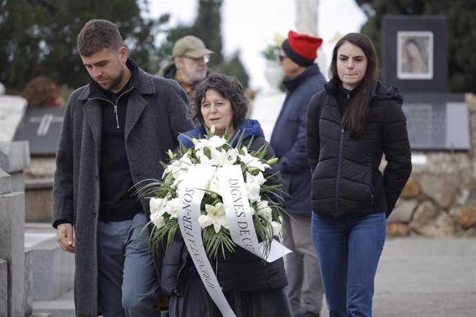 La diputada de la CUP en el Parlament Pilar Castillejo encabeza la tradicional ofrenda anual en el cementerio barcelonés de Montjuïc ante la tumba del expresidente de la Generalitat republicana, Francesc Macià, que murió el día de Navidad de 1933.