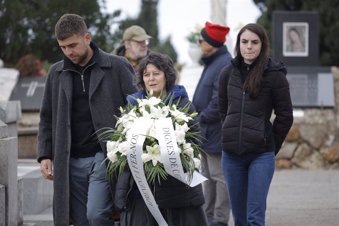 La diputada de la CUP en el Parlament Pilar Castillejo encapçala la tradicional ofrena anual en el cementiri barceloní de Montjuïc davant de la tomba de l'ex-president de la Generalitat republicana, Francesc Macià, que va morir el dia de Nadal de 1933.