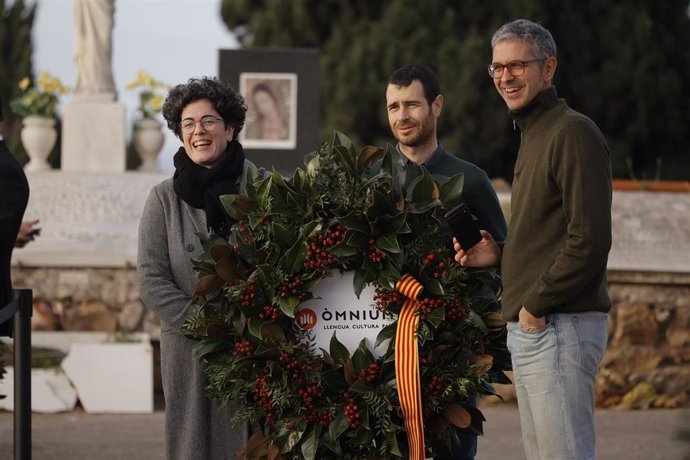 La secretaria de la junta de Òmnium, Natàlia Touzón, y el vocal Marc Guinjoan encabezan la ofrenda de la entidad ante la tumba del expresidente de la Generalitat republicana, Francesc Macià.