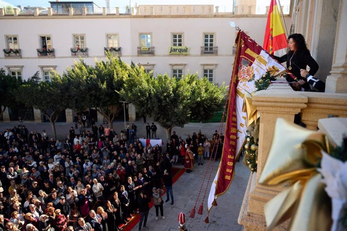 Archivo - La alcaldesa de Almería, María del Mar Vázquez, tremola el Pendón en la Plaza Vieja de Almería.