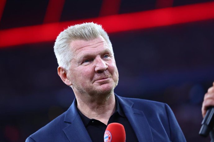 Archivo - FILED - 16 October 2022, Bavaria, Munich: Former professional soccer player Stefan Effenberg stands in the stadium before the German Bundesliga soccer match between Bayern Munich and SC Freiburg at Allianz Arena. Effenberg believes there could b