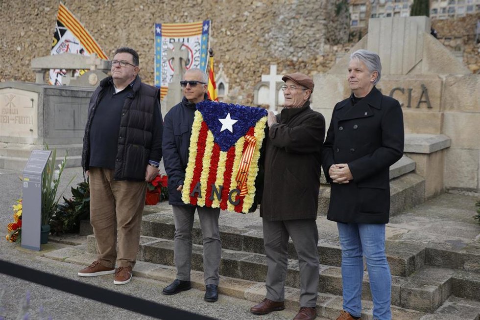 El coordinador de Estrategia y Discurso de la ANC, Josep Piñol, en la ofrenda ante la tumba del expresidente de la Generalitat republicana, Francesc Maci, junto a otros miembros de la entidad independentista.