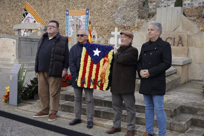 El coordinador d'Estratègia i Discurs de l'ANC, Josep Piñol, en l'ofrena davant de la tomba de l'ex-president de la Generalitat republicana, Francesc Macià, junt amb altres membres de l'entitat independentista.