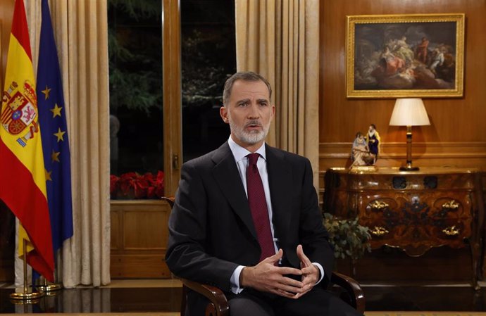 Archivo - El rey Felipe VI pronuncia su tradicional discurso de Nochebuena, en el Palacio de la Zarzuela (Madrid), a 24 de diciembre de 2022.