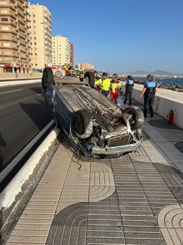 Vuelco de un coche en la Avenida Marítima de Las Palmas de Gran Canaria