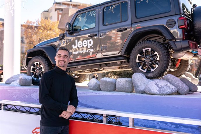 El expatinador Javier Fernández posa en la Pista de Hielo que tiene su nombre.