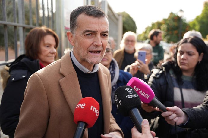 El coordinador federal de IU, Antonio Maíllo, atiende a los medios junto a entidades memorialistas. A 18 de diciembre de 2024, en Sevilla (Andalucía, España). El coordinador federal de Izquierda Unida (IU), Antonio Maíllo, ha reivindicado este miércoles