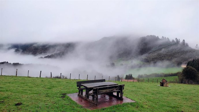 Archivo - Niebla en Karrantza (Bizkaia)