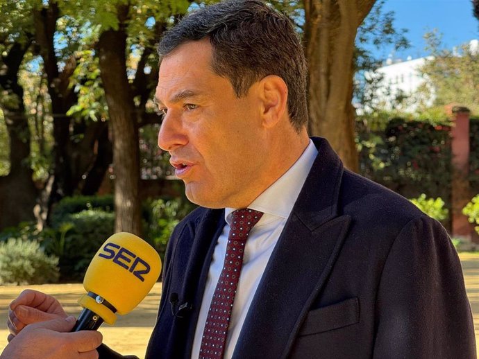 El presidente de la Junta de Andalucía, Juanma Moreno, durante la entrevista con la Cadena Ser