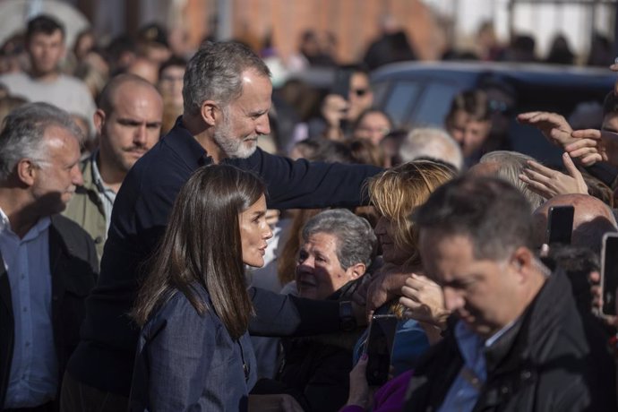 Archivo - Los Reyes Felipe VI y Letizia saludan a los vecinos de la localidad durante la visita a la localidad de Utiel, tres semanas después de la DANA, a 19 de noviembre de 2024, en Utiel, Comunidad Valenciana (España). Los Reyes Felipe VI y Letizia se 