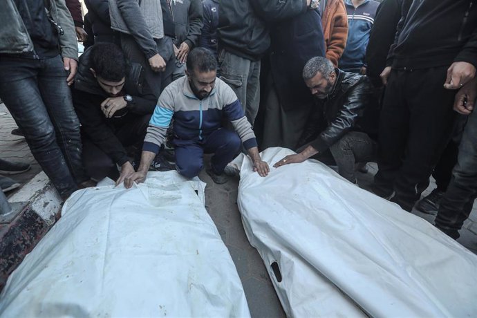 Un grupo de palestinos llora a sus familiares muertos por los ataques de Israel sobre Gaza. 