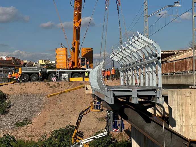 Instalación de una pasarela sobre el barranco del Carraixet