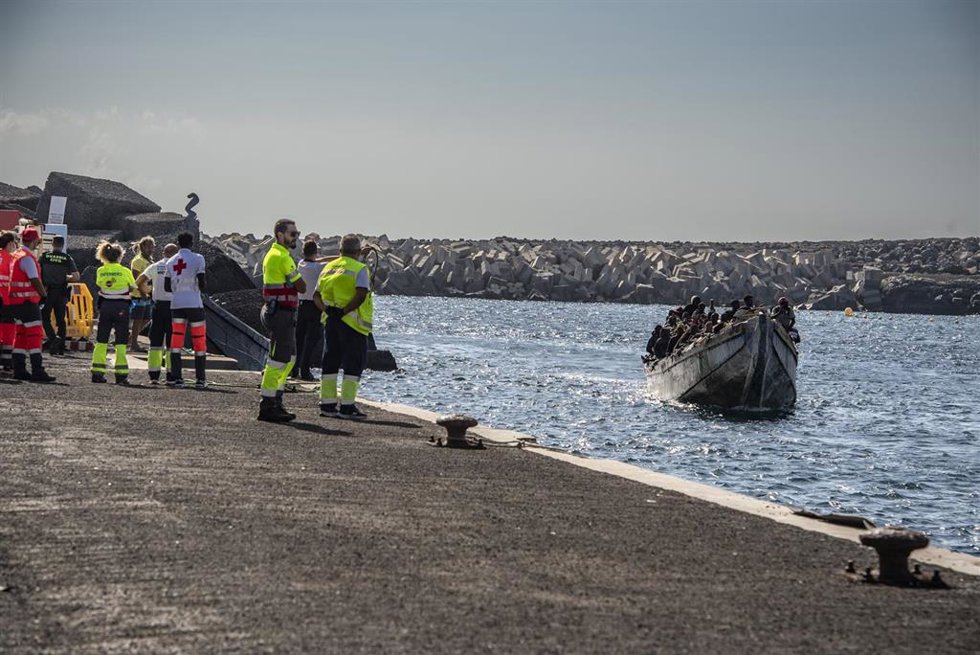 Archivo - Varios migrantes a su llegada al puerto de La Restinga, a 22 de septiembre de 2024, en El Hierro, Canarias (España). Un total de 780 personas migrantes han llegado durante el fin de semana a las Islas Canarias. Las últimas 127 han sido rescata