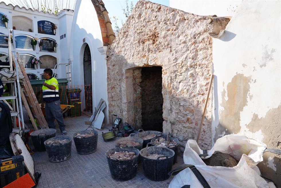 Reformas en una capilla del cementerio viejo de Ibiza para dar sepultura a restos hallados en fosas comunes.