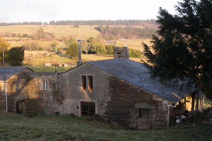 Archivo - Una vivienda de la aldea de Río de Campos, abandonada desde hace más de 10 años, a 16 de febrero de 2023, en Río de Campos, A Pontenova, Lugo, Galicia (España). Según datos del nomenclátor del Instituto Nacional de Estadística (Ine), hay 1.895 a