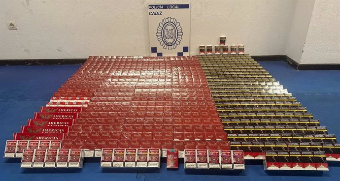 Decomisadas 1.400 cajetillas de tabaco de contrabando y otras mercancías ilegales en un almacén clandestino de Cádiz