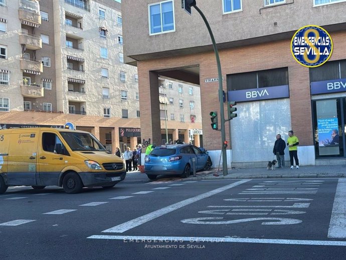 Vehículo empotrado contra una pared en una calle de Sevilla