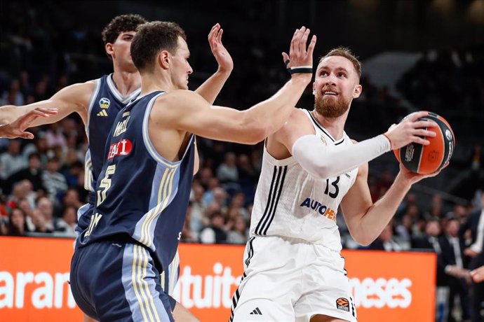 Archivo - Yanni Wetzellof Alba Berlin and Dzanan Musa of Real Madrid in action during the Turkish Airlines EuroLeague Regular Season match between Real Madrid and Alba Berlin at Wizink Center on November 21, 2024 in Madrid, Spain.