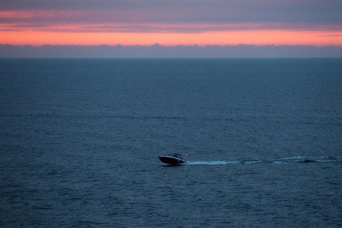 Archivo - August 16, 2024, Tallin, Estonia: A motorboat is seen during sunset in the Gulf of Finland in Tallin.