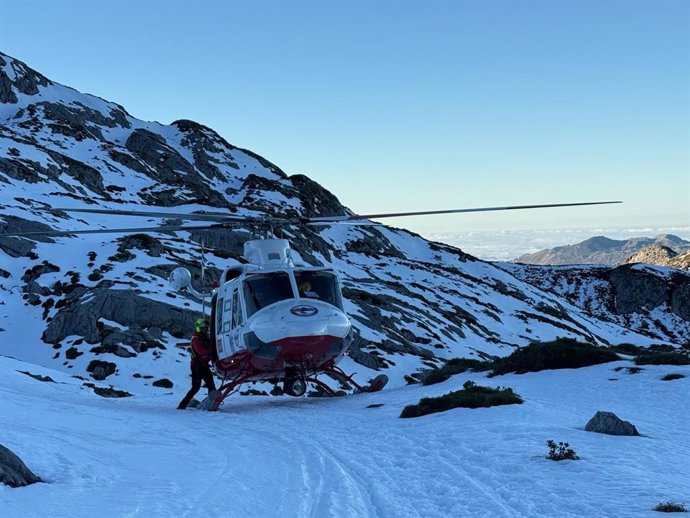 El helicóptero del Gobierno de Cantabria en el dispositivo de búsqueda del montañero perdido.