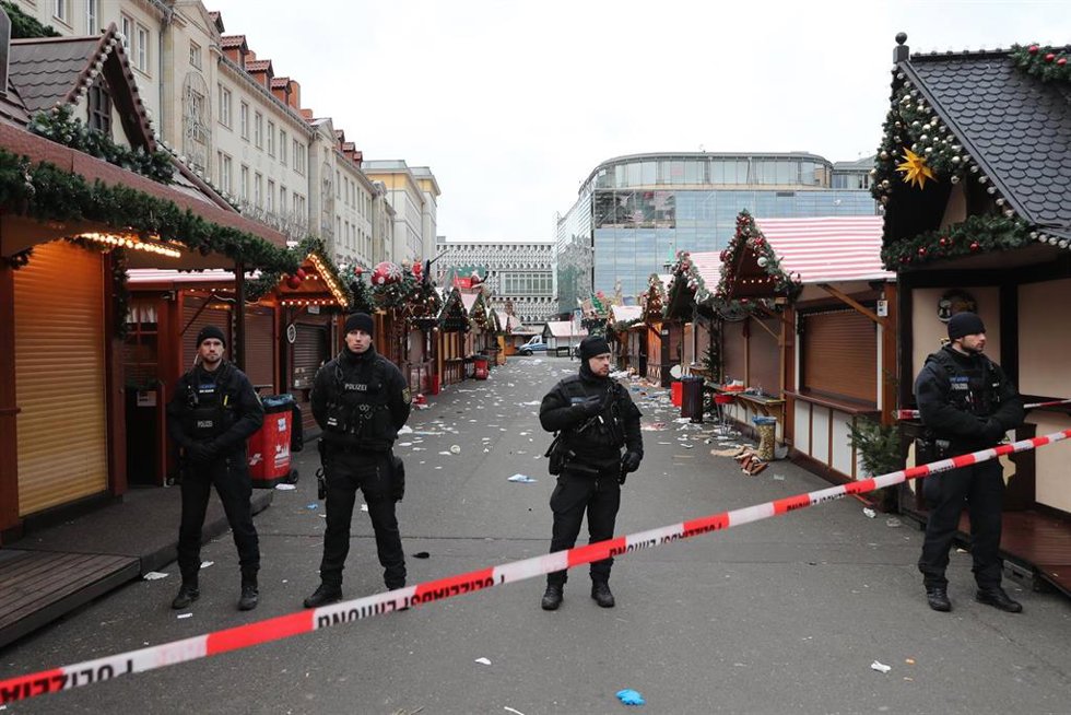 Agentes de Policía en el mercadillo de Magdeburgo horas después del atropello masivo que se cobró la vida de cinco personas y dejó a otras más de 200 heridas