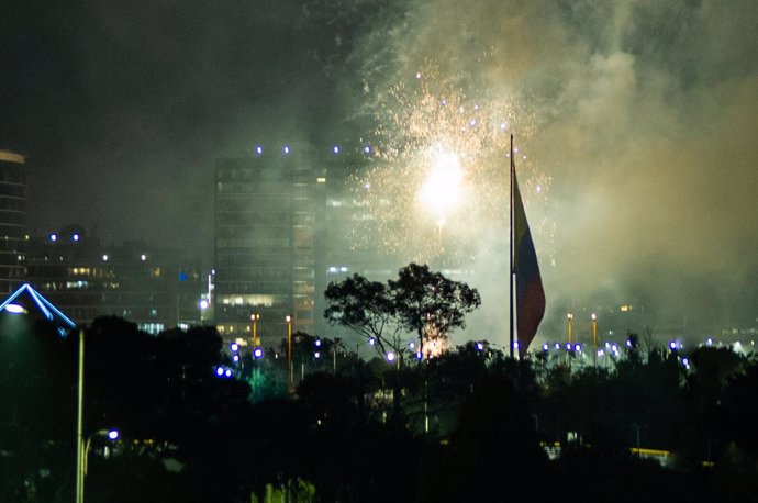 Archivo - January 1, 2022, Bogota, Cundinamarca, Colombia: Firework shows lightup the Colombian flah during new year's eve of the first of january as Colombia receives the new year amid the Novel Coronavirus pandemic. In Bogota, Colombia on January 1, 202