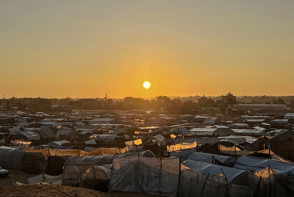 01 January 2025, Palestinian Territories, Deir El-Balah: A general view of the camps for displaced people at sunrise on the first day of 2025, in Deir El-Balah in the central Gaza Strip. Photo: Omar Ashtawy/APA Images via ZUMA Press Wire/dpa
