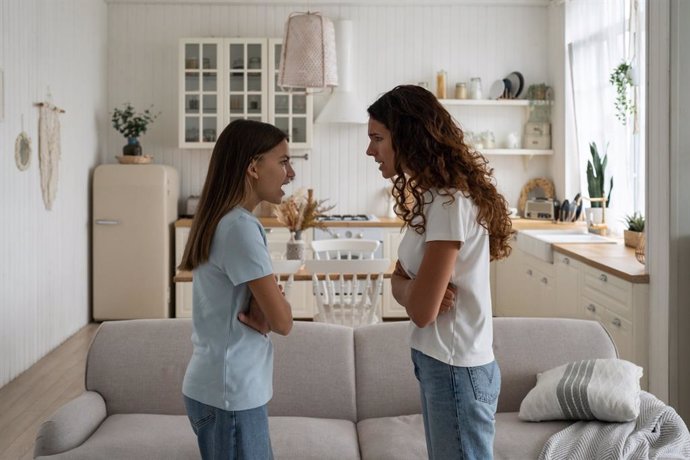 Archivo - Madr teniendo discusión con hija adolescente en casa. Enfado, familia